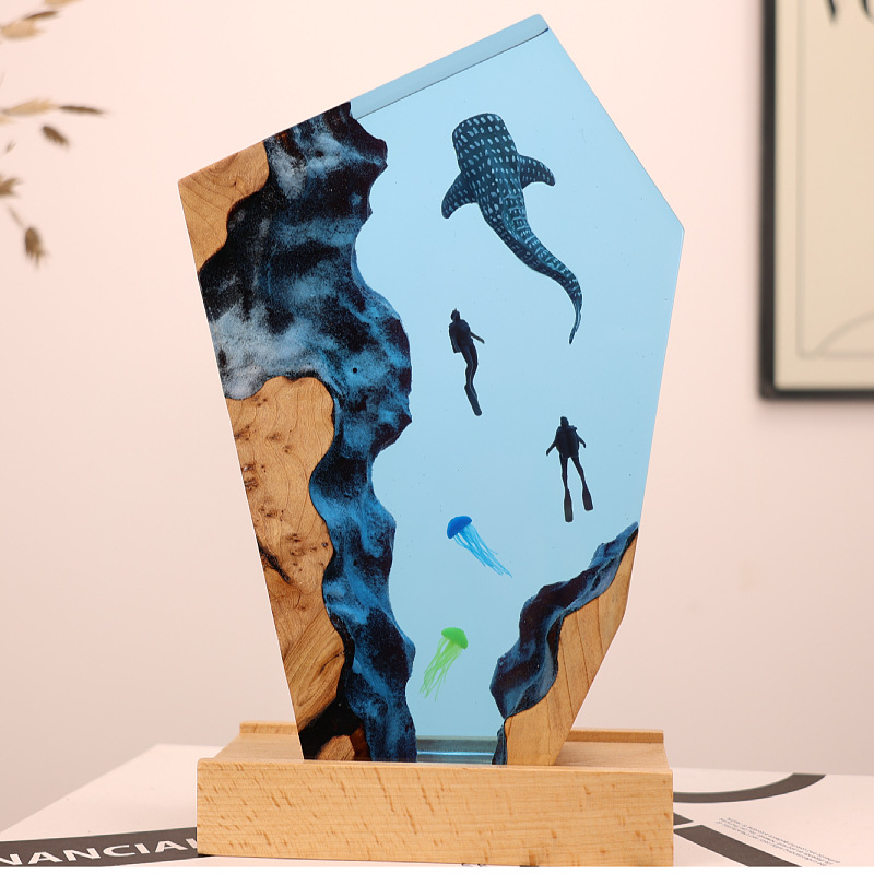 Resin Art Anniversary Gift - Светящаяся настольная фигурка дайвера с китом